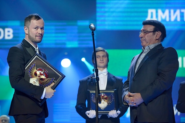 Дмитрий Черняков получает «Золотую Маску» из рук Зураба Соткилава