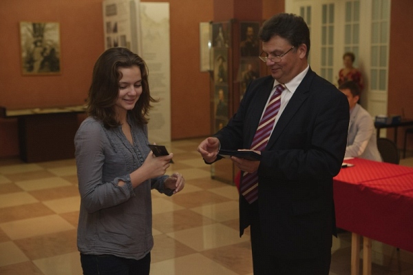 Директор колледжа Владимир Демидов вручает студенческие билеты