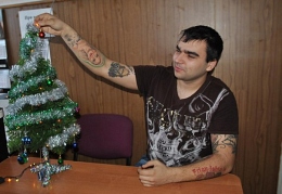 Поклонник Семенович с портретом артистки на руке OR9-P5fXrec