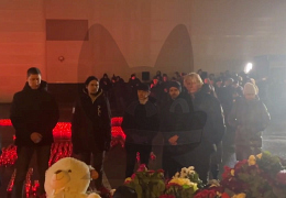 Группа Пикник возлагает цветы мемориал погибшим Крокус Сити Холл