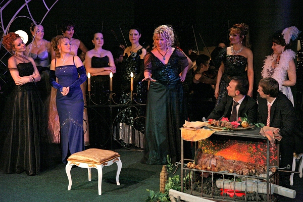 Сцена из Вечера оперы: Виктория Микулина – в центре и артисты театра