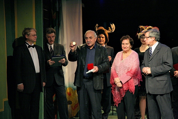Председатель Союза композиторов Москвы Олег Галахов (в центре) вручает театру памятную юбилейную медаль