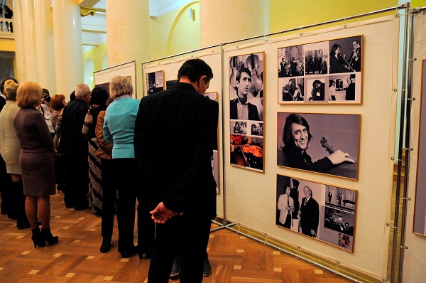 Зрители рассматривают выставку фотографий и документов, посвященную Юрию Башмету