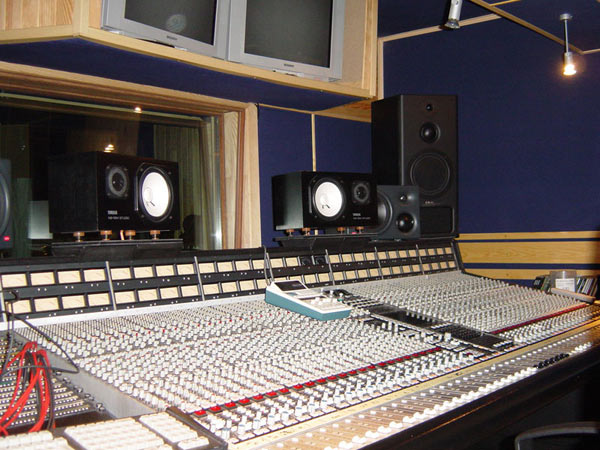 Global-Recording-Studios.Пульт-одной-из-студий