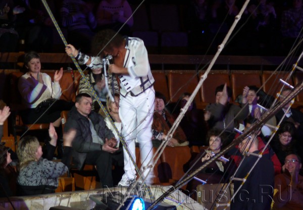 Валерий Леонтьев показал трюк на концерте в Воронеже