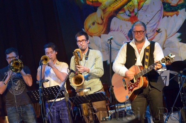 Духовая секция дополнила на этом концерте классический состав группы