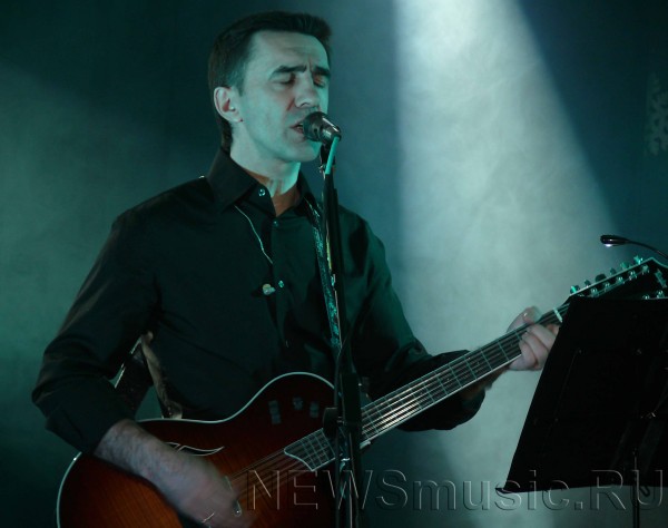 Бутусов пел с закрытыми глазами