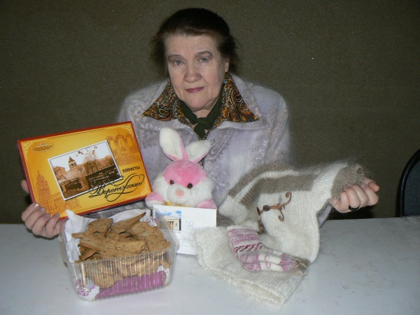 Эмма собрала для Филиппа в подарок сухарики, коробку воронежских конфет, вязаные носочки и платье