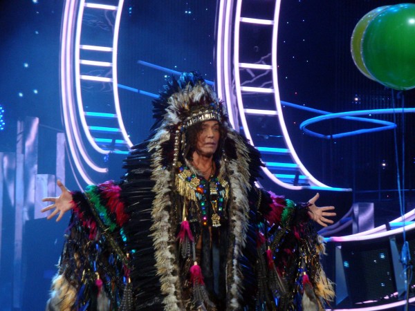 За один концерт Леонтьеву удавалось перевоплотиться и в стильного рокера, и в гламурного пирата и даже в индейского шамана