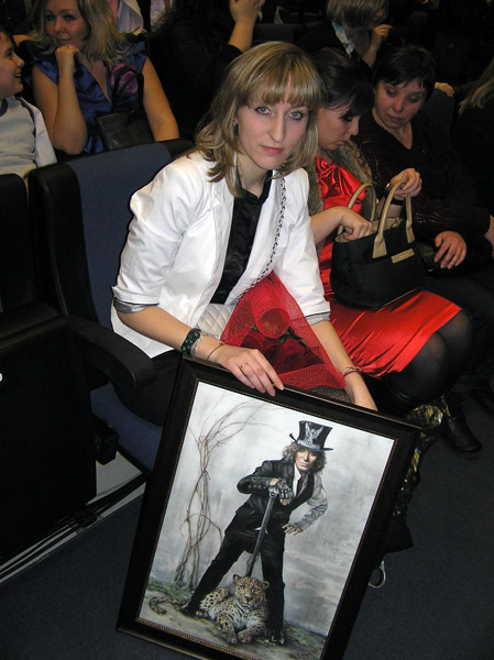 Поклонницы дарили нарисованные портреты Валерия Леонтьева