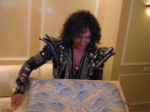 10-килограммовое произведение кондитерского искусства было украшено концертными билетами