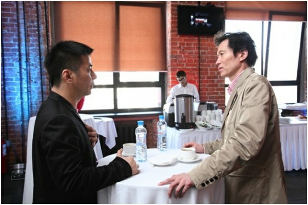 После окончания первой сессии дискуссии продолжились в дружеской обстановке за чашечкой кофе. Эд Йен / Ed Yen - Глава Тайваньского государственного иформационного комитета    и Билл Янбин Занг / Bill Yanbin Zang - Председатель Государственного комитета по звукозаписывающей индустрии Китая