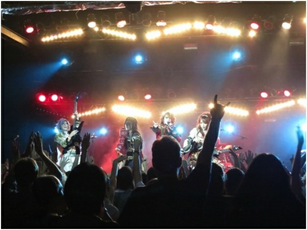 Кульминацией концерта стало выступление японской группы Versailles