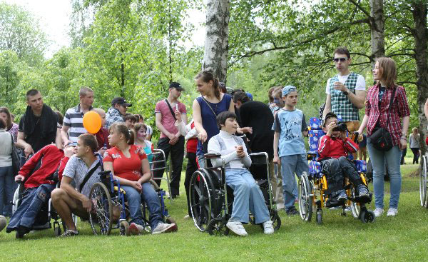 Некоторые из тех, кто ходит-то с трудом, под музыку Сургановой и
Оркестра пританцовывали и даже водили хоровод…