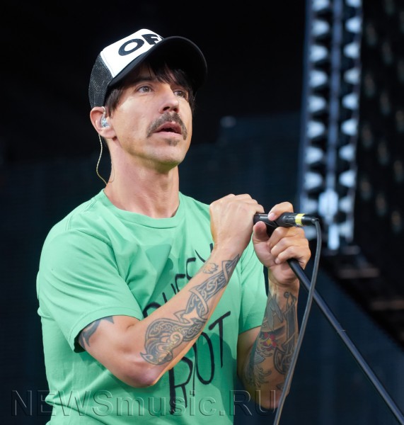 Энтони Кидис (Anthony Kiedis) — вокал Red Hot Chili Peppers