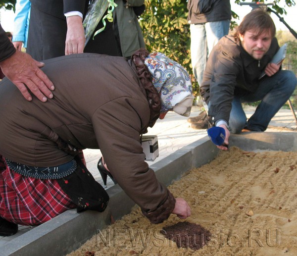 Наталья Пугачева взяла горстку земли из братской могилы