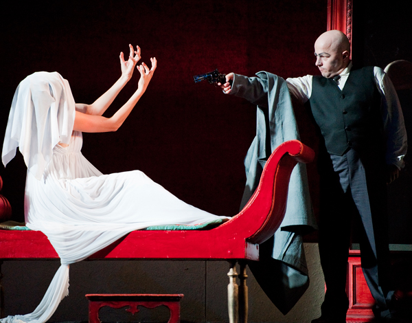 После угроз, отбросив пистолет, Герман бросается к застывшей красавице