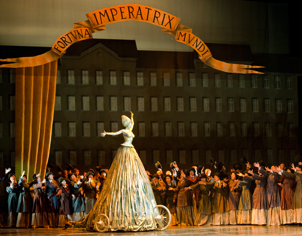 Бал заканчивается появлением не русской императрицы, а проездом колесницы со статуей Фортуны