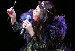 Александр Песков в образе Елены Ваенги