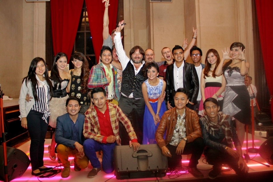 С индонезийскими артистами после концерта.JPG