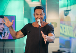 Стас Костюшкин представил в студии драйв-шоу «Поехали» на «Авторадио» новый, необычный для себя трек