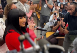 Визит Карди является частью ее тура, который она проводит с базирующейся в Квинсе некоммерческой организацией Community Capacity Development.   