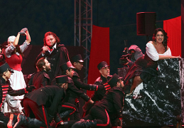 Агунда Кулаева как Кармен и Азер Заде как Эскамильо