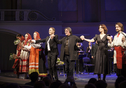 Юрий Башмет с режиссером Мариной Брусникиной задумали весьма неожиданное действо с Евгением Мироновым и Александрой Урсуляк: соединить музыку Грига и рассказы Максима Горького.