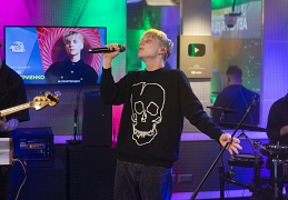 Ваня устроил живой концерт треков из своего дебютного альбома