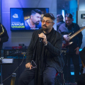Алексей Чумаков с музыкантами устроил живой концерт на Авторадио.jpg