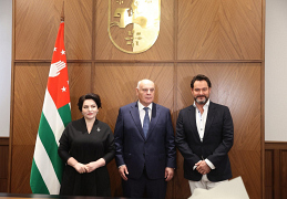 Хибла Герзмава и Ильдар Абдразаков с президентом Жвания