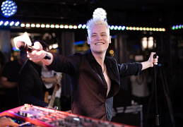 Вместе с артистом пели ведущие и слушатели