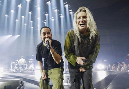 Майк Шинода и новая вокалистка группы Linkin Park Эмили Армстронг во время концерта в Лос-Анджелесе, США. 6 сентября 2024 года