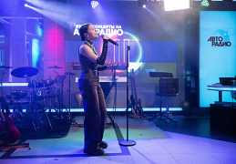 Певица устроила премьеру новой песни