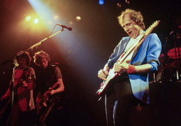 Нопфлер с Dire Straits на арене Уэмбли в 1985 году
