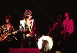 Мик Тейлор, Мик Джаггер, Чарли Уоттс и Кит Ричардс из Rolling Stones на Форуме в Инглвуде, Калифорния, в 1972 году