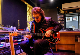 Гитарист Queen Брайан Мэй преподнёс своему давнему другу и коллеге из Black Sabbath Тони Айомми уникальный подарок