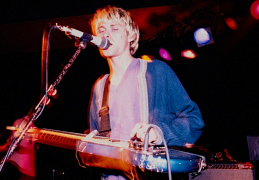 Курт Кобейн с гитарой Fender Mustang