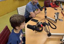 Владимир Кристовский с детьми в студии Детского радио