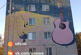 В Уфе после доноса закрасили портрет Земфиры на доме, где она жила в детстве