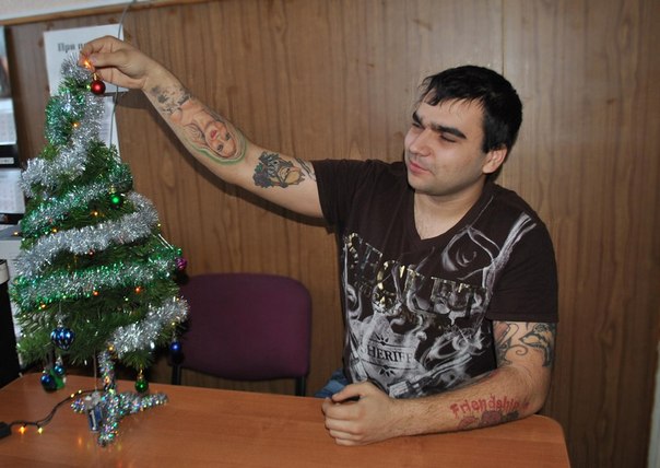 Поклонник Семенович с портретом артистки на руке OR9-P5fXrec.jpg