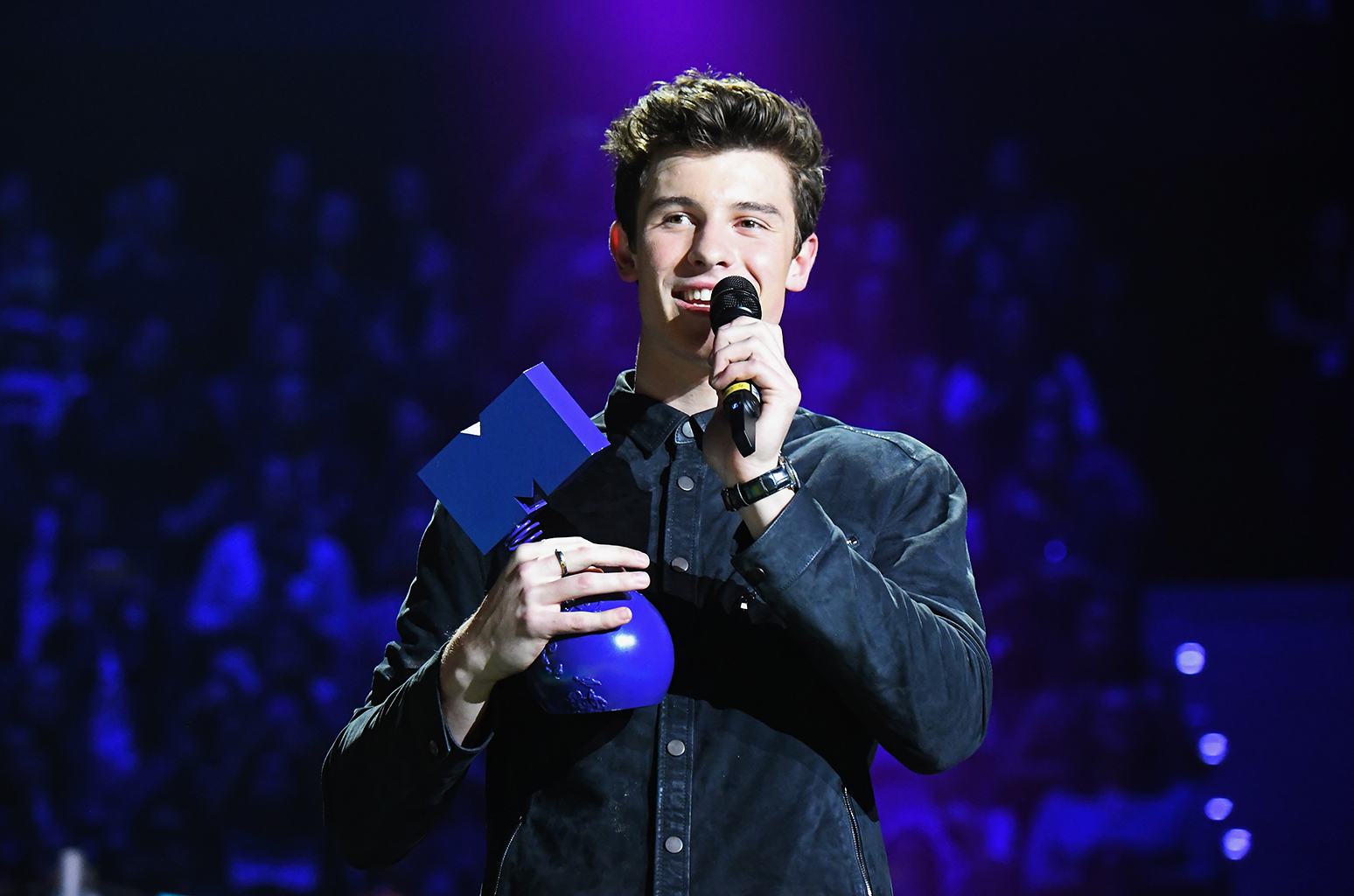 shawn-mendes-mtv-emas-onstage-2016-billboard-1548.jpg