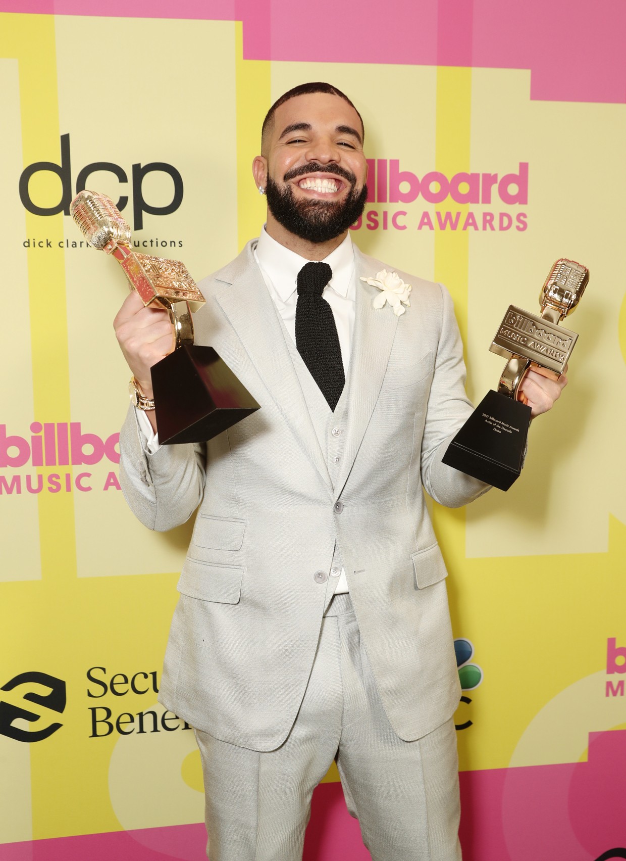 Drake-2021-bbma-red-carpet-billboard-1240-1621823176-compressed.jpg