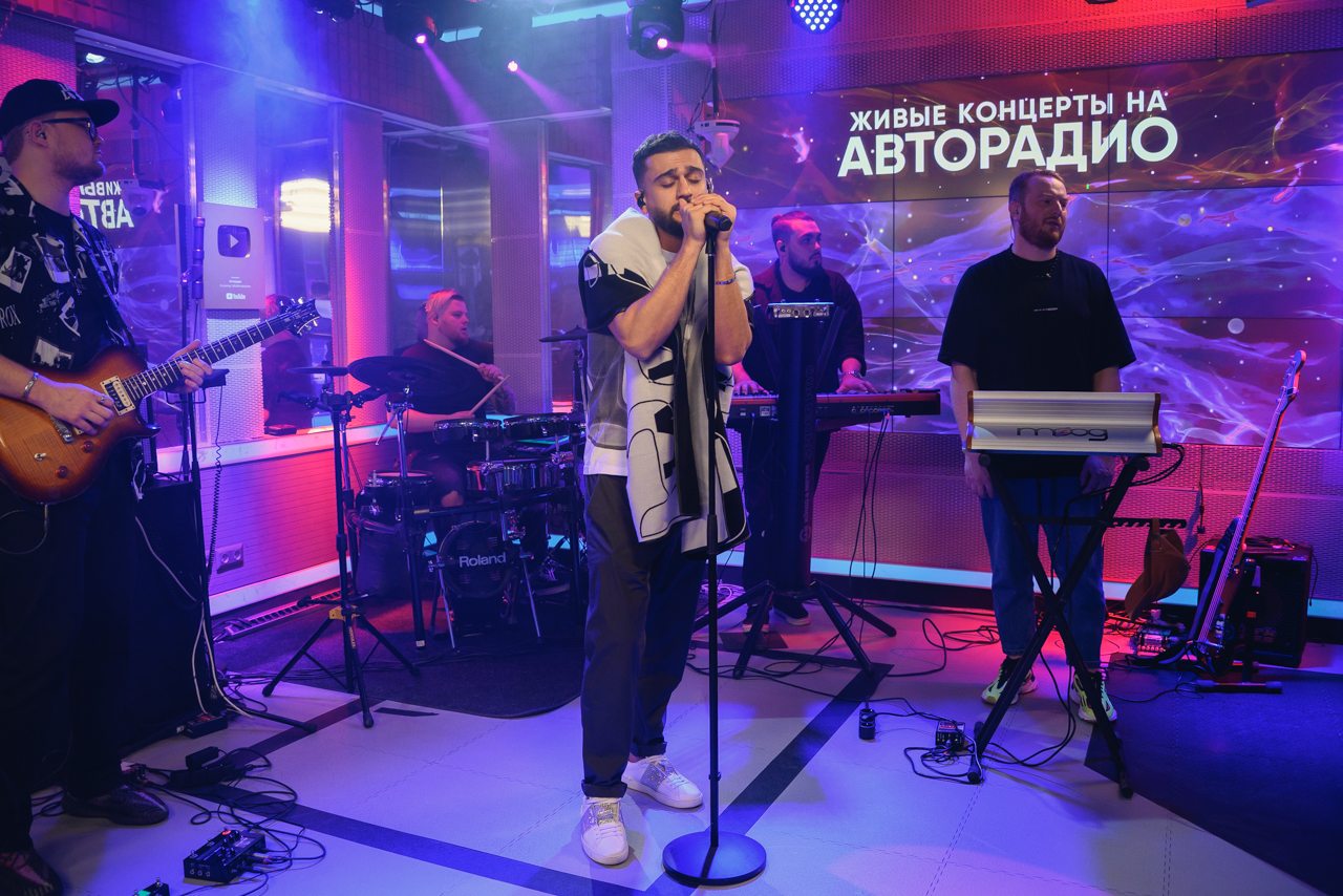 Jony спел хиты вживую в радиоэфире.jpg