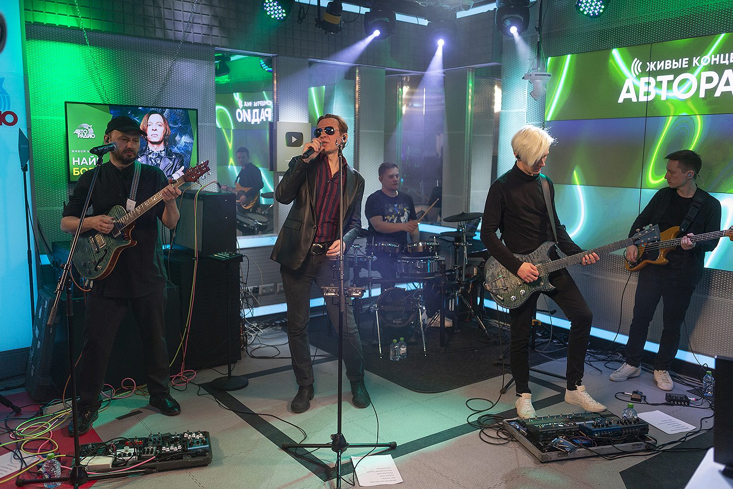 Найк Борзов с музыкантами выступил в эфире шоу Мурзилки Live.jpg