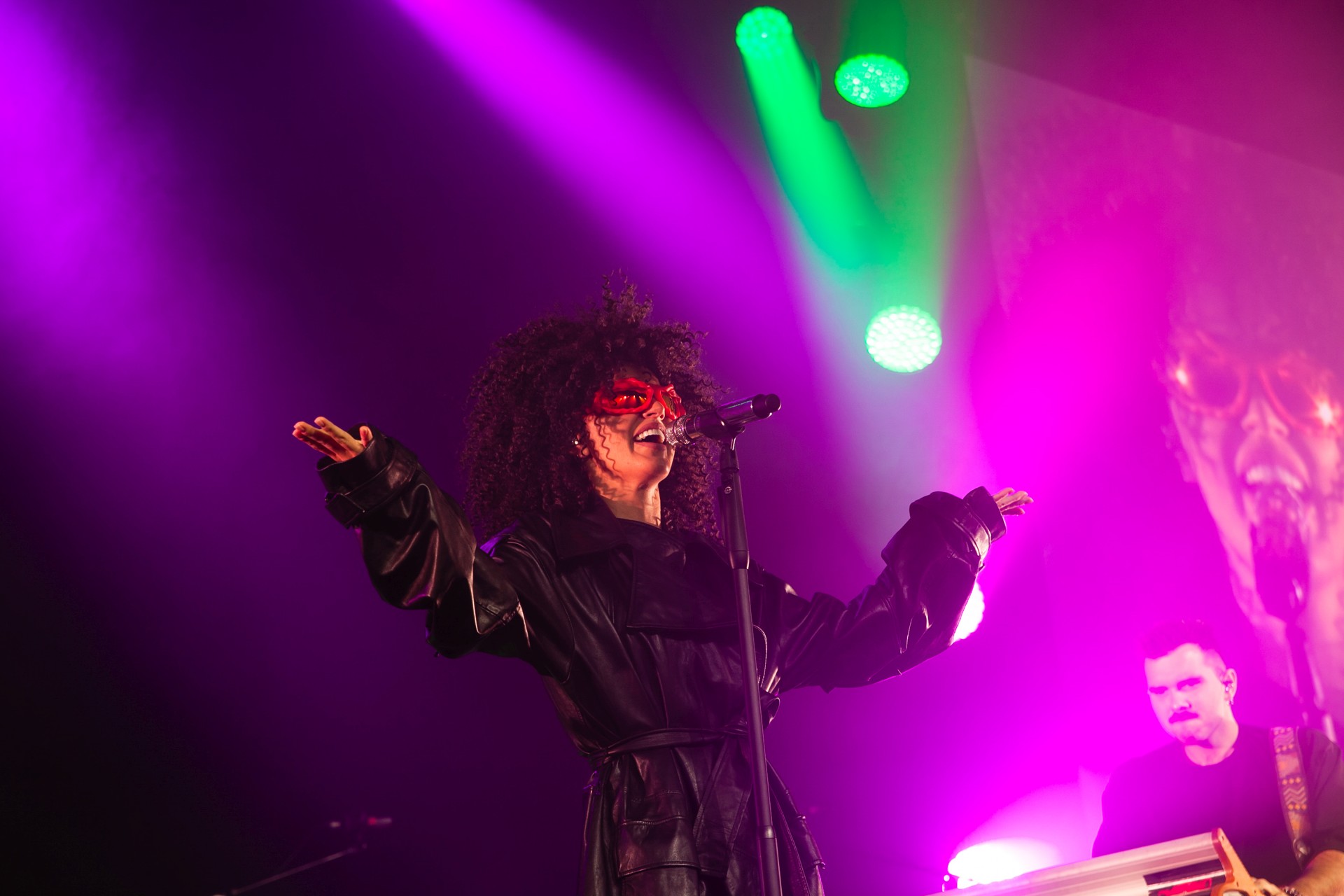 Поп-дива чувствует себя комфортно в разных образах.jpg