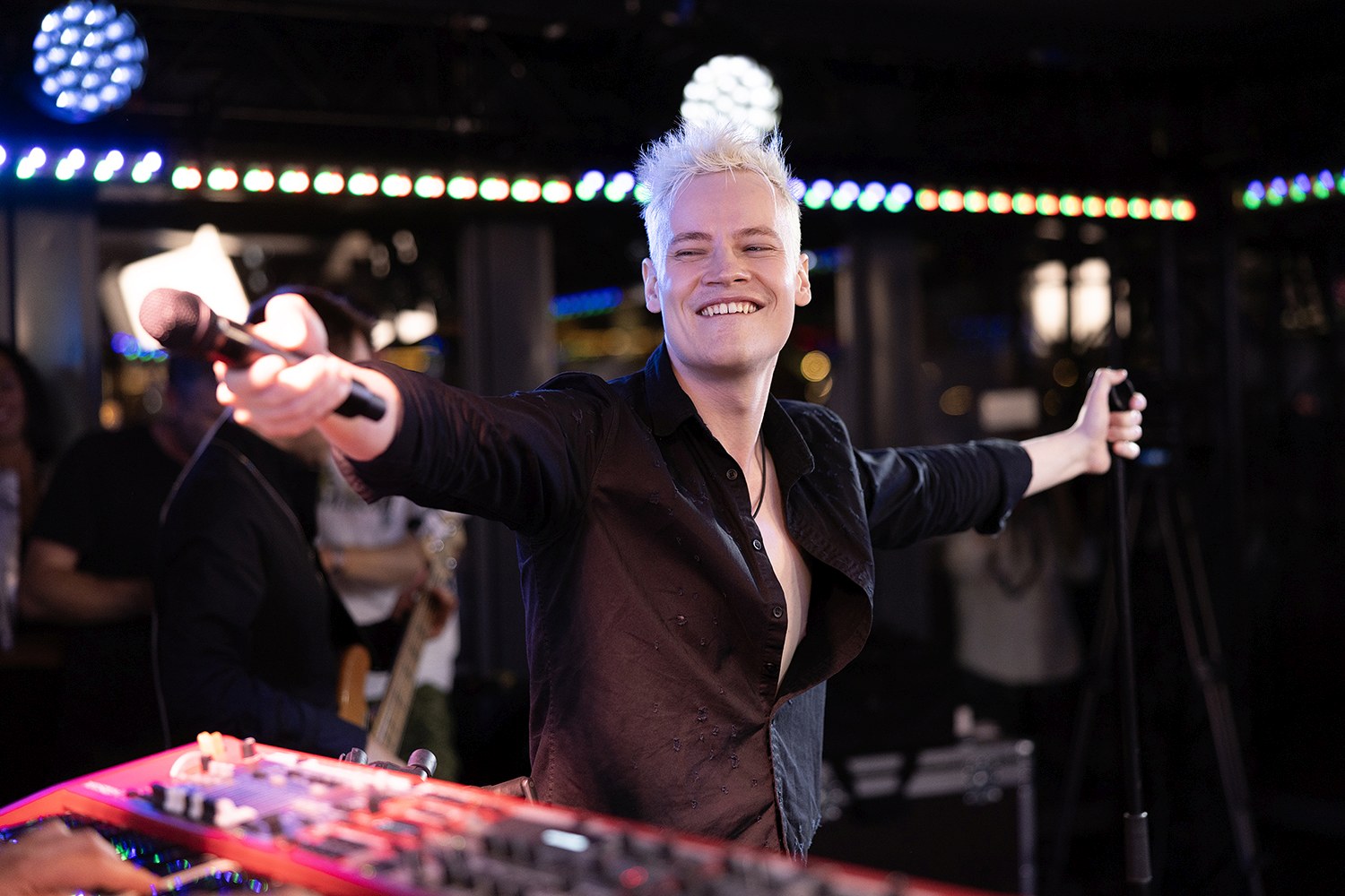 Вместе с артистом пели ведущие и слушатели.jpg