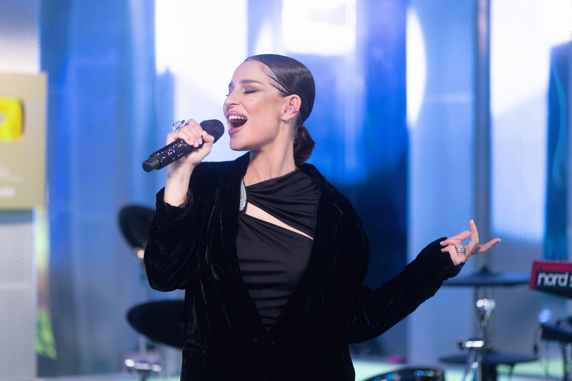 Sevill спела для девушек накануне 8 Марта.JPG